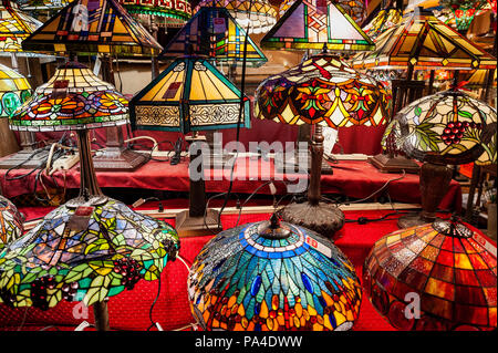 Le lampade Tiffany sul display in un negozio. Foto Stock