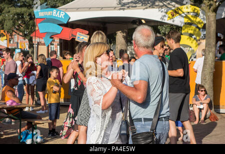 Coppie danzanti sulla strada a dance workshop durante il Gentse Feesten / Festival di Gand, feste estive a Gand, Fiandre, in Belgio Foto Stock