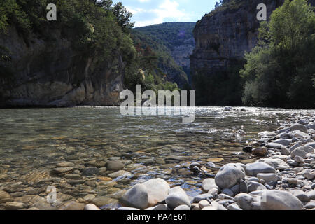 Close-up del Chiaro fiume Verdon in Francia Foto Stock