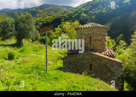 Vecchia chiesa di Sant'Andrea risale al XI secolo sulle rive del fiume Lousios nella prefettura di Arcadia nel Peloponneso Grecia Foto Stock