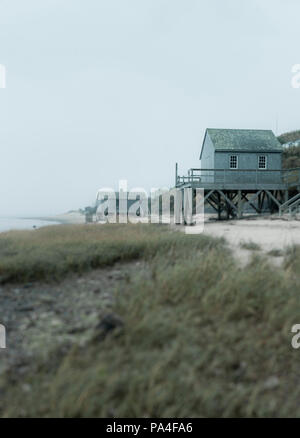 Il Boathouse rustico sulla spiaggia, Chatham, Cape Cod, Massachusetts, STATI UNITI D'AMERICA. Foto Stock