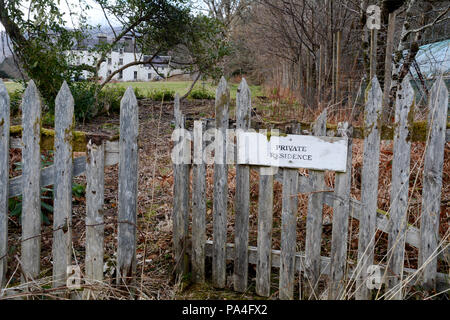 Un segno su un legno rotto Picket Fence leggere 'Residenza Privata' nella città di Inverie, Knoydart Penisola, Northwest Highlands, Scotland, Regno Unito. Foto Stock