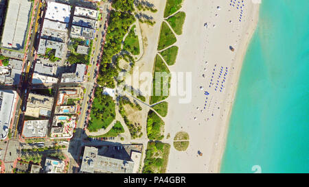 Antenna ad occhio d'uccello del surfer in tropicale acqua chiara miami beach Foto Stock