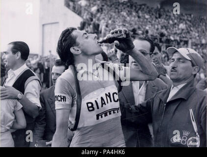 34 Bianchi, fotografia di Fausto Coppi all'arrivo della 9 tappa della 34 edizione del Giro d'Italia, 1951 - san dl SAN IMG-00001815 Foto Stock