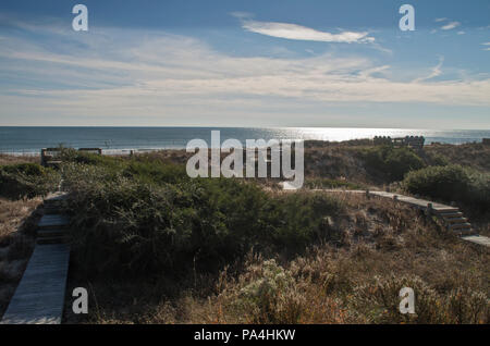 Passaggi Pedonali portano alla spiaggia lungo l'Oceano Atlantico in Emerals Isle,Carolina del Nord Foto Stock