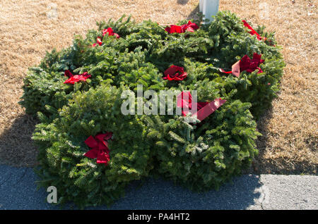 Ghirlande lay pronto per essere collocato sulla tomba dei veterani della New Bern Cimitero Nazionale Foto Stock