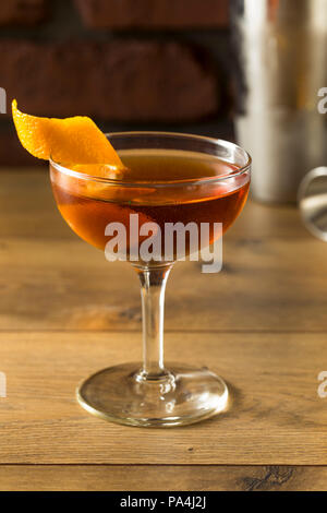 Bevande alcoliche Martinez Cocktail con Gin Vermouth e buccia di arancia Foto Stock
