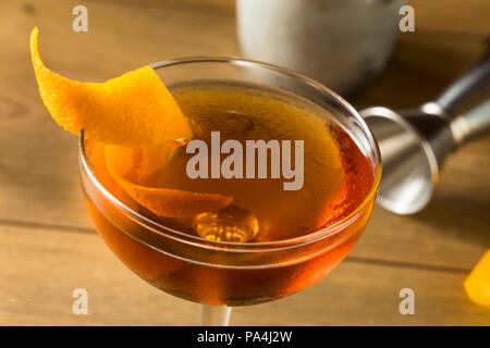 Bevande alcoliche Martinez Cocktail con Gin Vermouth e buccia di arancia Foto Stock