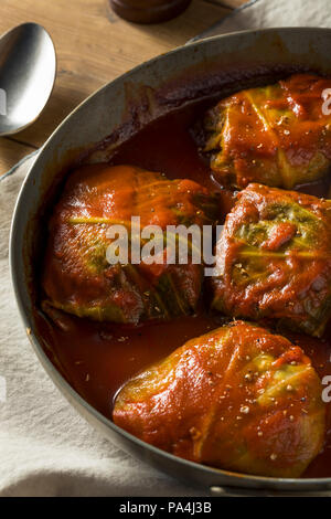 Fatti in casa ripieni di carne di manzo involtini di cavolo con salsa di pomodoro Foto Stock