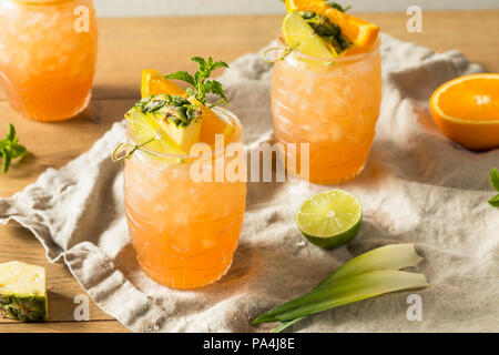 Estivo rinfrescante cocktail Tiki Drink con calce di rum e ananas Foto Stock