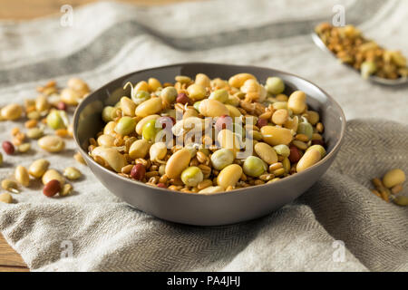 Un assortimento di materie germogliato legumi Fagioli in una ciotola Foto Stock