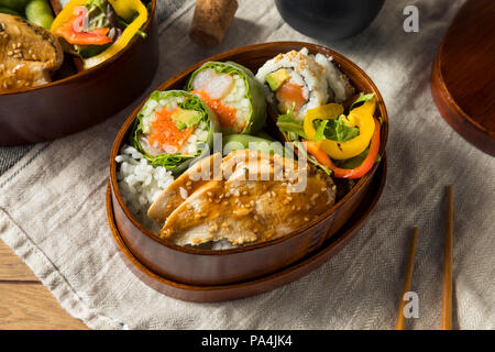 In casa Sushi Bento Box con riso e pollo per il pranzo Foto Stock