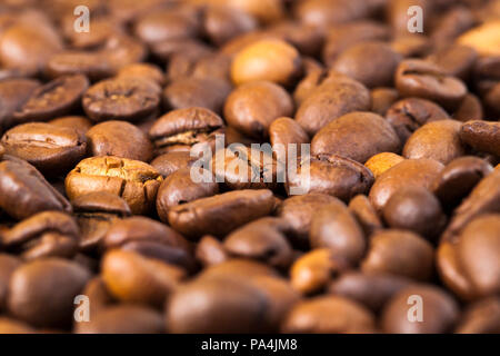 Bella e profumata frittura di grani interi di caffè, closeup, vista laterale - profondità di campo Foto Stock
