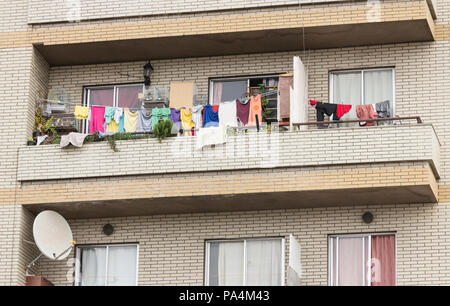 Vestiti sulla linea di lavaggio sul balcone og alto appartamento. Foto Stock