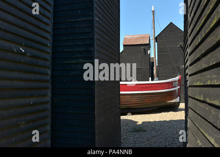 La pesca di capanne, net capannoni o net negozi e imbarcazioni storiche in Hastings Old Town, East Sussex Regno Unito Foto Stock