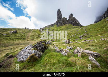 Il vecchio uomo di Storr sull'Isola di Skye durante un nuvoloso giorno di estate in Scozia Foto Stock