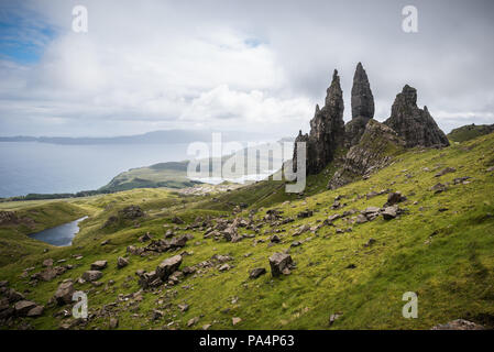 Il vecchio uomo di Storr sull'Isola di Skye con un mare in background durante un nuvoloso giorno di estate in Scozia Foto Stock