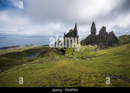 Il vecchio uomo di Storr sull'Isola di Skye con un mare in background durante un nuvoloso giorno di estate in Scozia Foto Stock