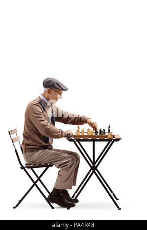 Senior seduti ad un tavolo e giocare una partita a scacchi isolati su sfondo bianco Foto Stock