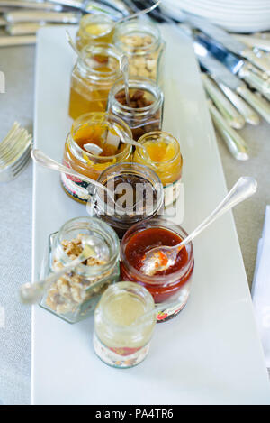 Vassoio con vasi di diversi tipi di marmellate Foto Stock