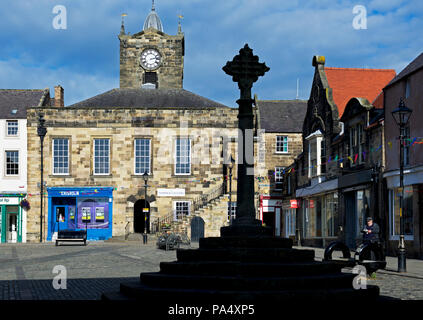 La croce del mercato e il municipio della città vecchia, la piazza del mercato, Alnwick, Northumberland, England Regno Unito Foto Stock