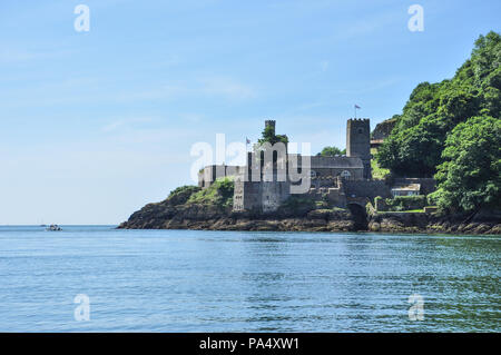 St Petrox la Chiesa e il castello dal fiume Dart, Dartmouth, South Devon, Inghilterra, Regno Unito Foto Stock