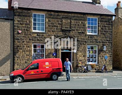 Royal Mail van parcheggiato di fronte alla vecchia stazione di polizia, Masham, North Yorkshire, Inghilterra, Regno Unito Foto Stock