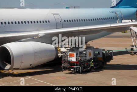 Un aeromobile essendo rifornito all'Aeroporto di London Gatwick Foto Stock