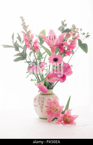 Bouquet di fiori di colore rosa in un vaso Foto Stock