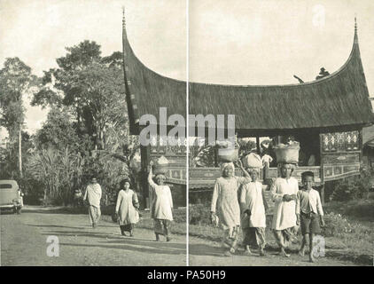 174 donne Minangkabau andare al mercato, Wanita di Indonesia pp44-45 (Stoomvaart mij Nederland) Foto Stock