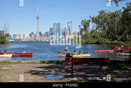 I bambini in canoa sul Toronto Islands con il Toronto skyline della città in background, Canada Foto Stock