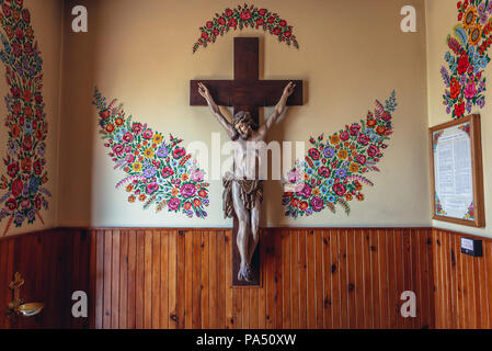 Chiesa di San Giuseppe nel villaggio di Zalipie, Polonia, famosa per la sua tradizione locale di folk floreali dipinti avviata dal popolare artista Curylowa Felicja Foto Stock