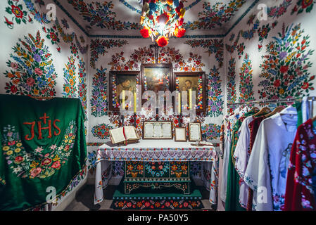 Cappella della chiesa di San Giuseppe nel villaggio di Zalipie, Polonia, famosa per la sua tradizione di dipinti floreali avviata dal popolare artista Curylowa Felicja Foto Stock