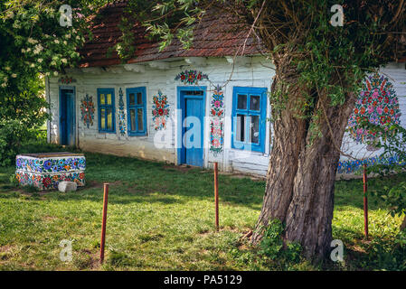 Vecchia casa in villaggio Zalipie in Polonia, noto per la sua tradizione locale di dipinti floreali reso famoso dalla popolare artista Curylowa Felicja Foto Stock