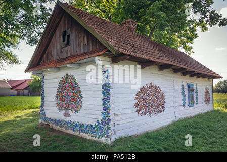 Vecchia casa in villaggio Zalipie in Polonia, noto per la sua tradizione locale di dipinti floreali reso famoso dalla popolare artista Curylowa Felicja Foto Stock