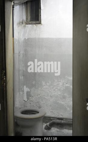 Il Nazionalsocialismo Centro di documentazione. Il Museo Memoriale della prigione della Gestapo in EL-DE Casa. Fondata nel 1979. Fu la sede centrale della polizia segreta dello Stato (Gestapo) tra 1935 e 1945. Dettaglio di una cella del carcere nel seminterrato. Colonia. Germania. Foto Stock