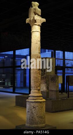 Colonna votiva dedicata al dio Giove, tipico delle province di Gallia e Germania. Probabilmente imita una colonna esistente sul colle Capitolino di Roma. 200 DC. Calcare di Lorena. Trovato a Colonia, in Germania. Foto Stock