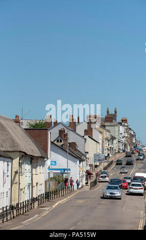 High Street a Honiton, Devon, Inghilterra, Regno Unito, la principale strada vista da ovest Foto Stock