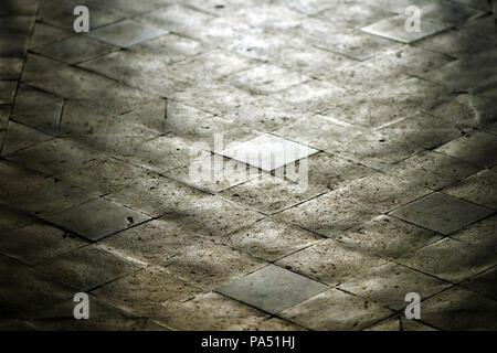 Cava vittoriano piastrelle per pavimento in una chiesa di un corridoio. Foto Stock