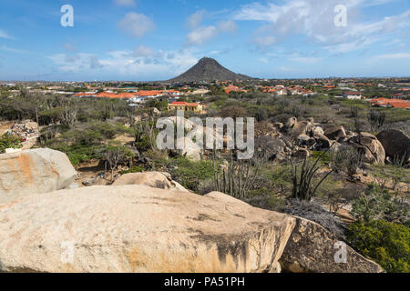 Vista di Hooiberg dalla sommità di Casibari formazioni rocciose, Aruba, dei Caraibi Foto Stock