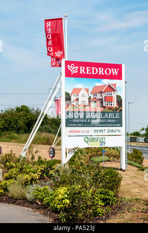 Un segno pubblicizza Case del patrimonio da Redrow a Ebbsfleet Verde, parte di Ebbsfleet Garden City nel Kent. Foto Stock