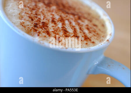 Cappuccino caffè nella tazza blu Foto Stock