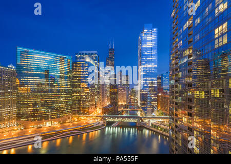 Chicago, Illinois, Stati Uniti d'America cityscape oltre il fiume al crepuscolo. Foto Stock