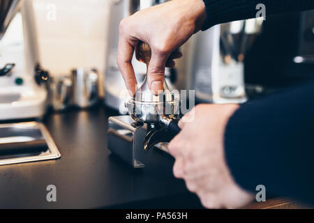 Procedimento di creazione di caffè fresco. Foto Stock