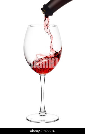Vino rosso versato da una bottiglia in wineglass su sfondo bianco Foto Stock