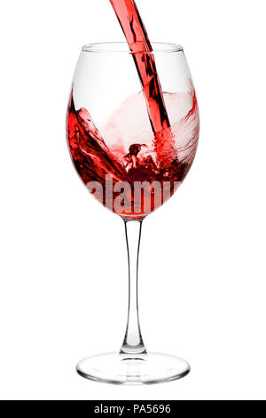 Vino rosso versato da una bottiglia in wineglass su sfondo bianco Foto Stock