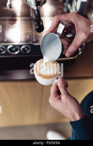 Procedimento di creazione di caffè fresco. Foto Stock