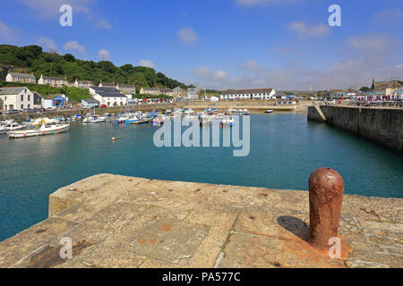 Barche in Porthleven Inner Harbour, Cornwall, Inghilterra, Regno Unito. Foto Stock