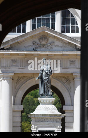 Statua di bronzo di re Enrico VI (fondatore) sulla parte superiore della fontana a prato frontale del King's College, Università di Cambridge, Inghilterra. Foto Stock