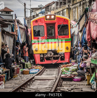 Mae Klong (Thailandia): 7 Giugno 2017: i turisti vengono a visitare la Maeklong mercato ferroviario, un mercato locale comunemente chiamato Siang Tai (vita rischiando di mercato). Foto Stock